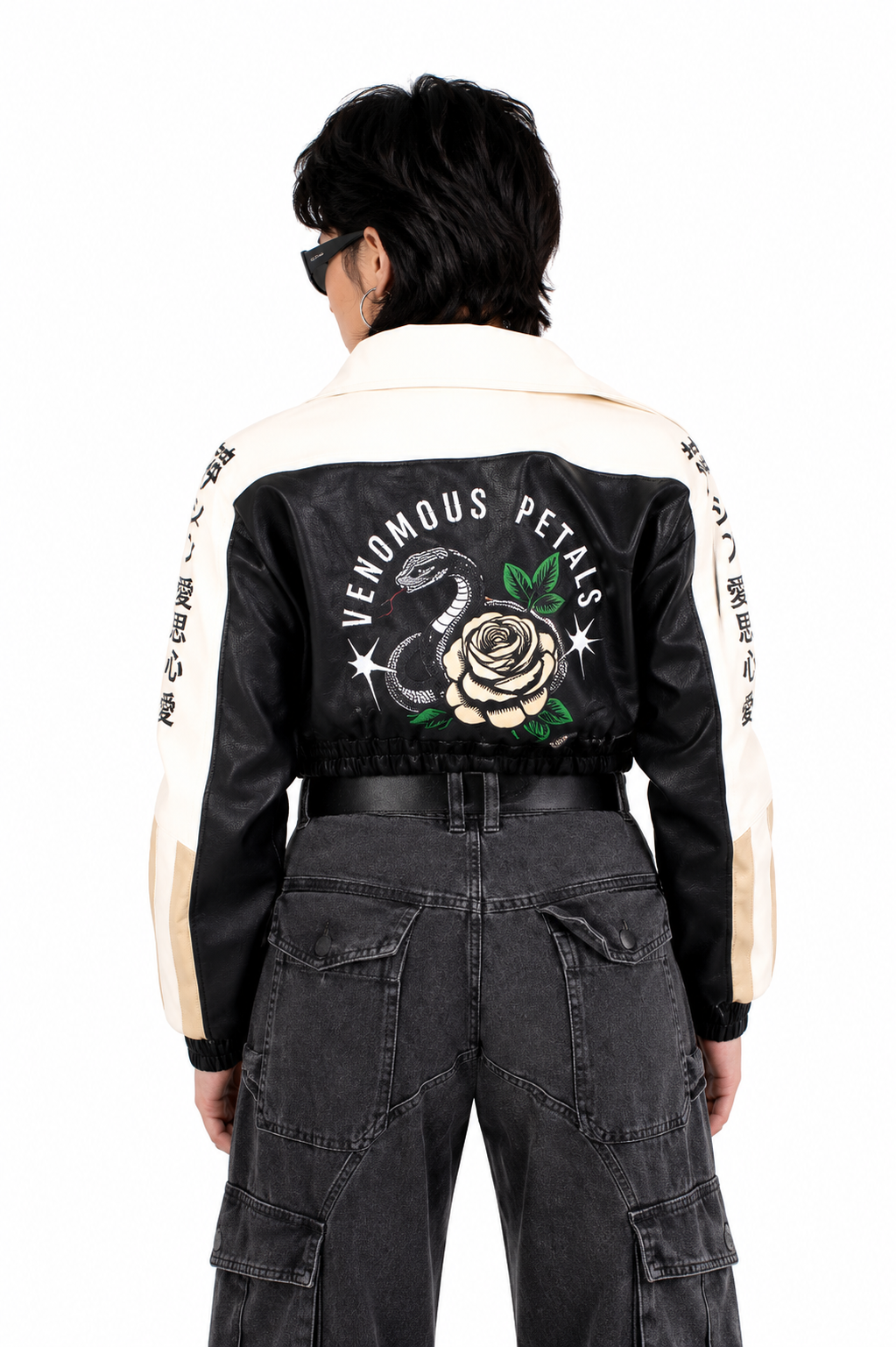 Chaqueta Cropped Efecto Cuero Bicolor con Estampado de Serpiente