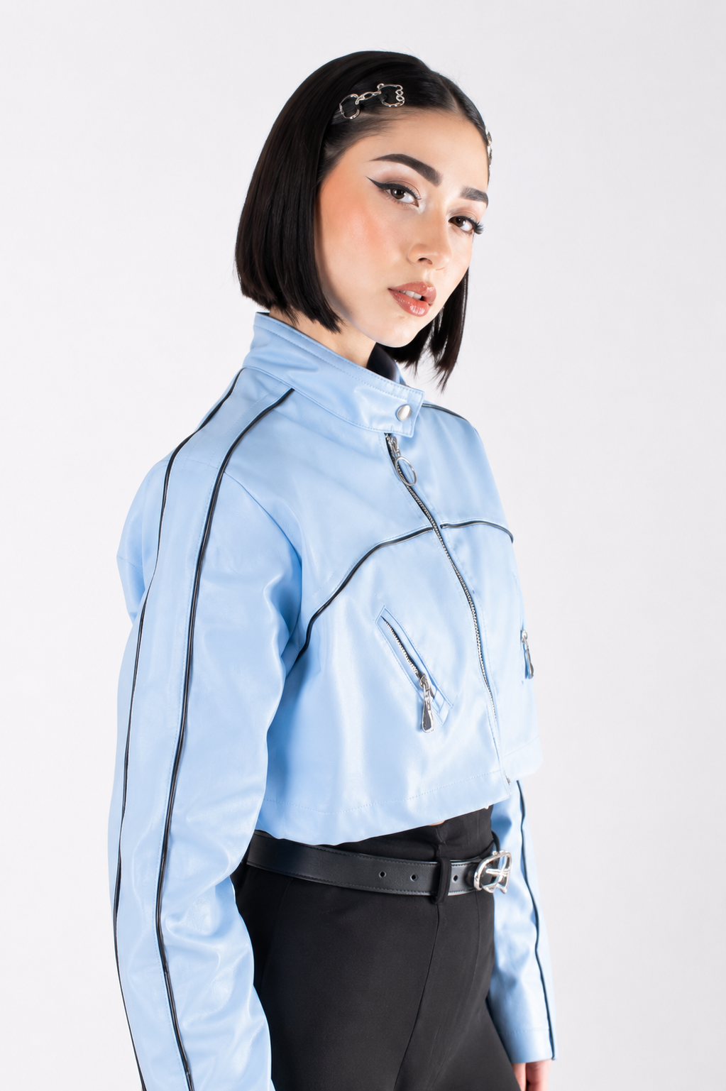 Chaqueta Cropped Efecto Cuero con Costuras Metálicas y Bolsillos