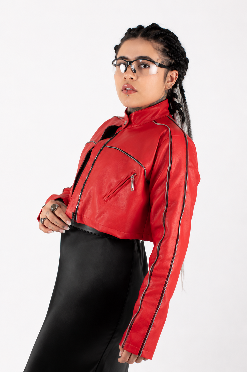 Chaqueta Cropped Efecto Cuero con Costuras Metálicas y Bolsillos