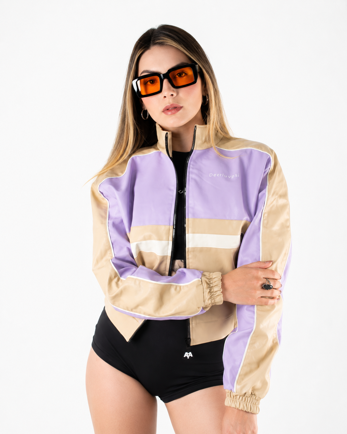 Chaqueta Cropped Tricolor con Franja Deportiva y Cuello Alto