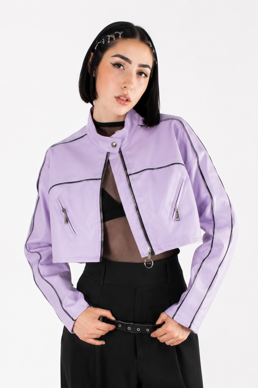 Chaqueta Cropped Efecto Cuero con Costuras Metálicas y Bolsillos