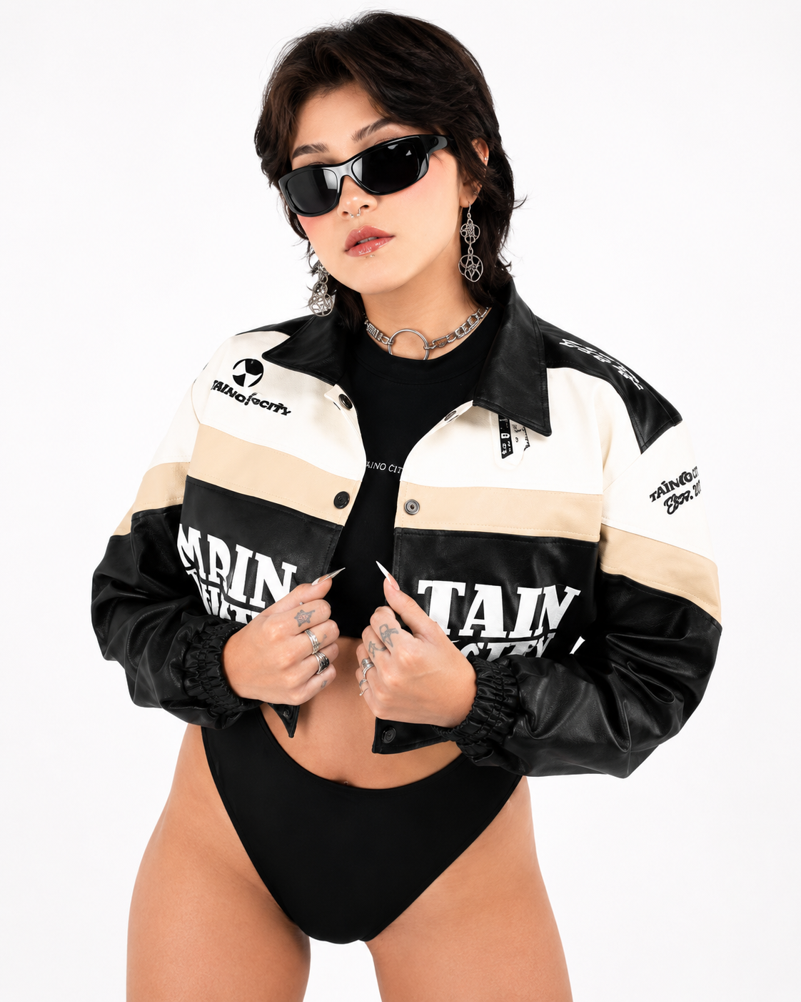 Chaqueta Cropped Efecto Cuero Tricolor con Estampado Gráfico