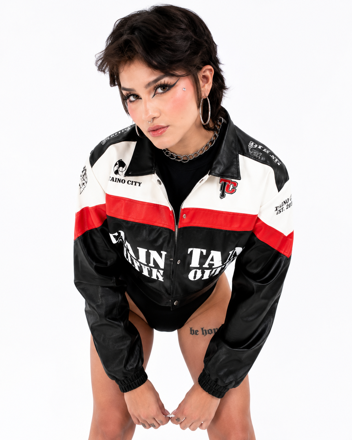 Chaqueta Cropped Efecto Cuero Tricolor con Estampado Gráfico