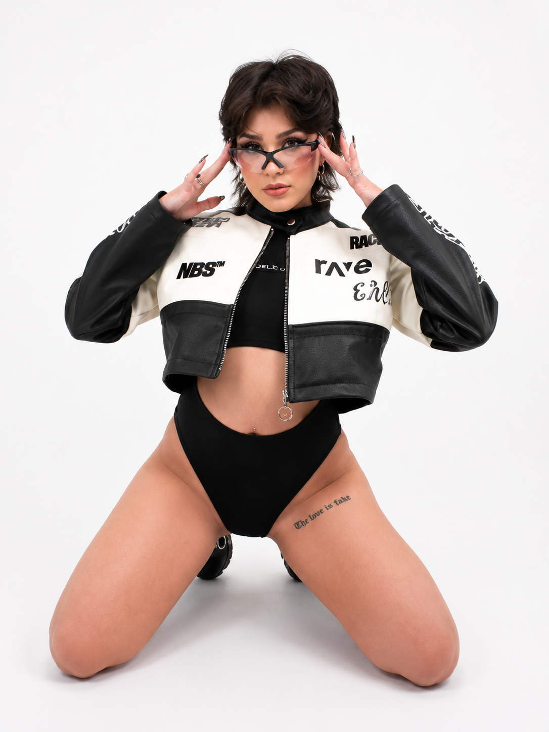 Chaqueta Bomber Cropped Racing con Parches Gráficos