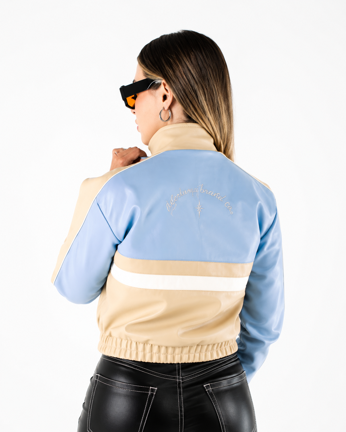 Chaqueta Cropped Tricolor con Franja Deportiva y Cuello Alto