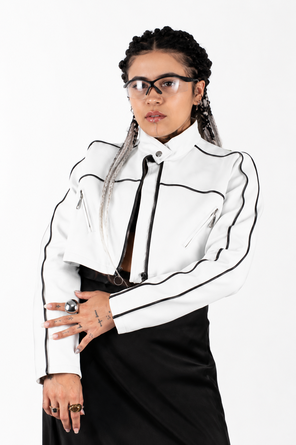 Chaqueta Cropped Efecto Cuero con Costuras Metálicas y Bolsillos
