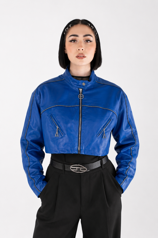 Chaqueta Cropped Efecto Cuero con Costuras Metálicas y Bolsillos