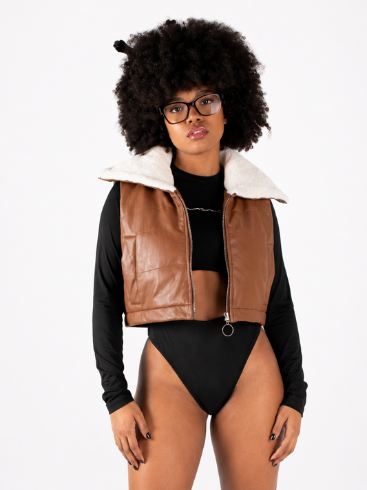 Chaleco Cropped Efecto Cuero Acolchado con Cuello de Borrego