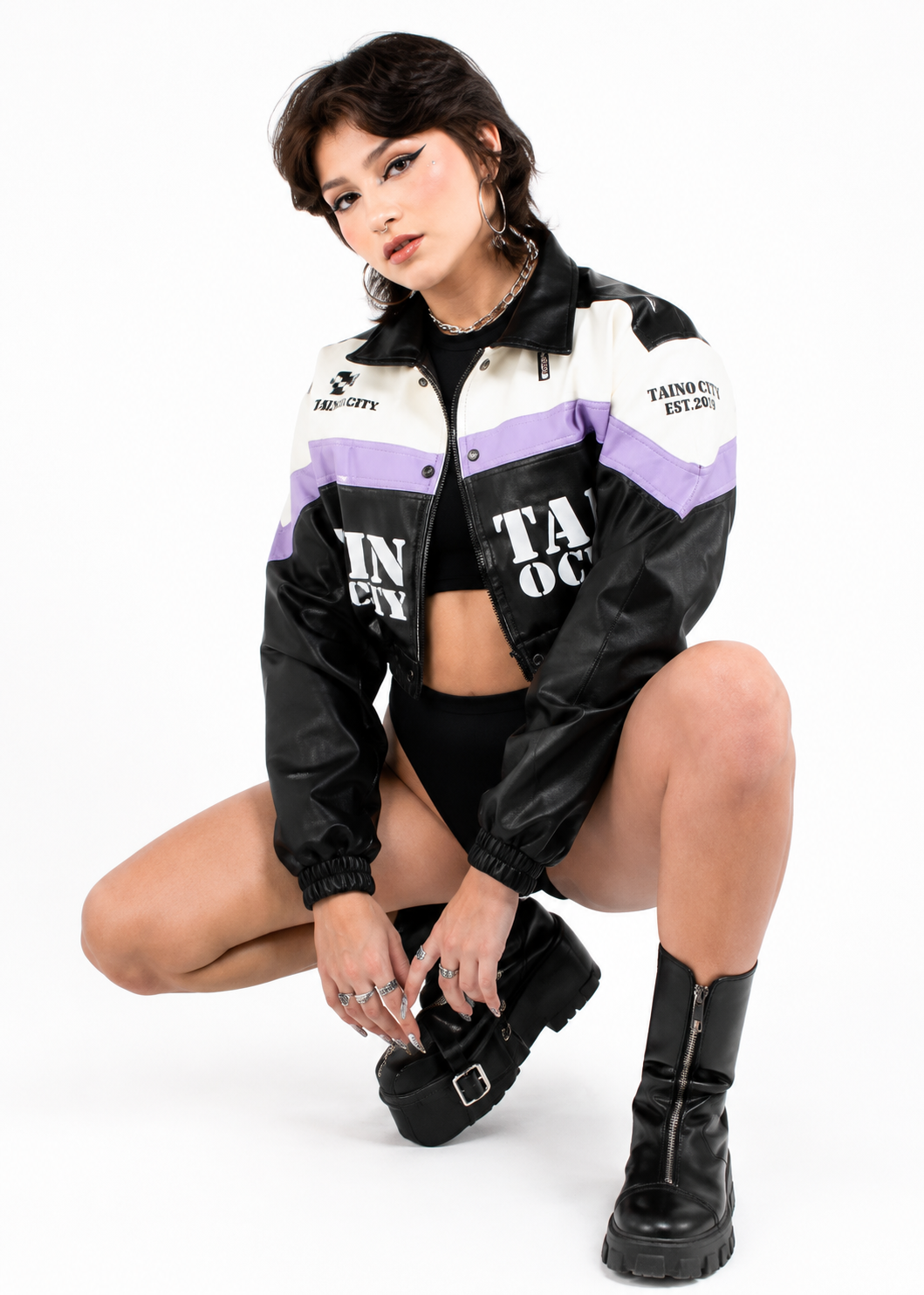 Chaqueta Cropped Efecto Cuero Tricolor con Estampado Gráfico