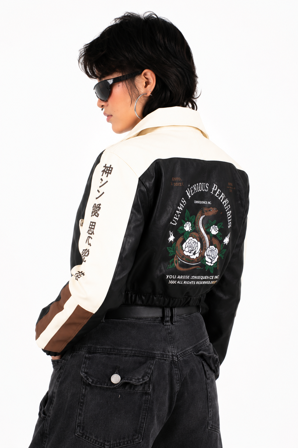 Chaqueta Cropped Efecto Cuero Bicolor con Estampado de Serpiente