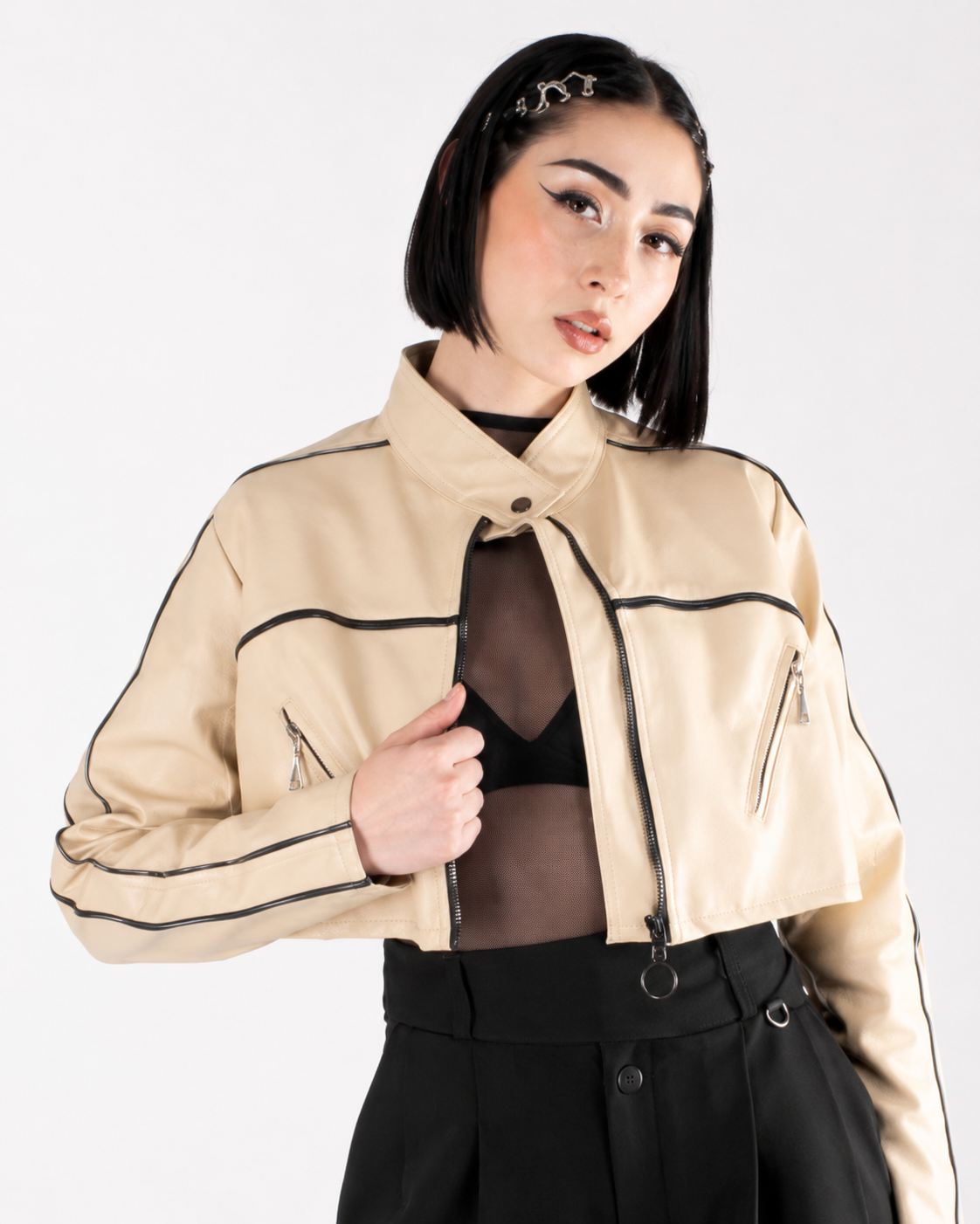 Chaqueta Cropped Efecto Cuero con Costuras Metálicas y Bolsillos