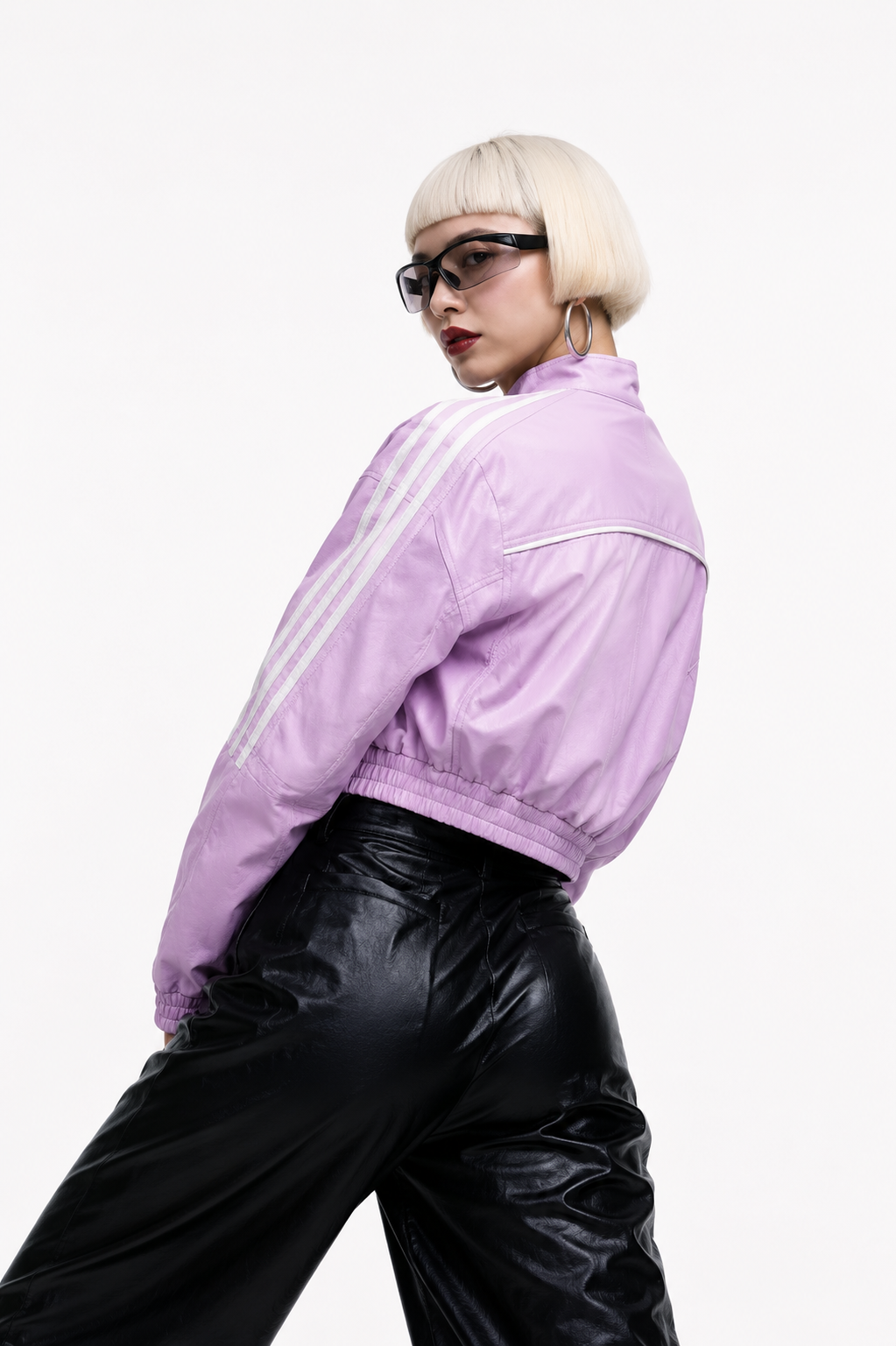 Chaqueta Cropped Efecto Cuero con Rayas Laterales
