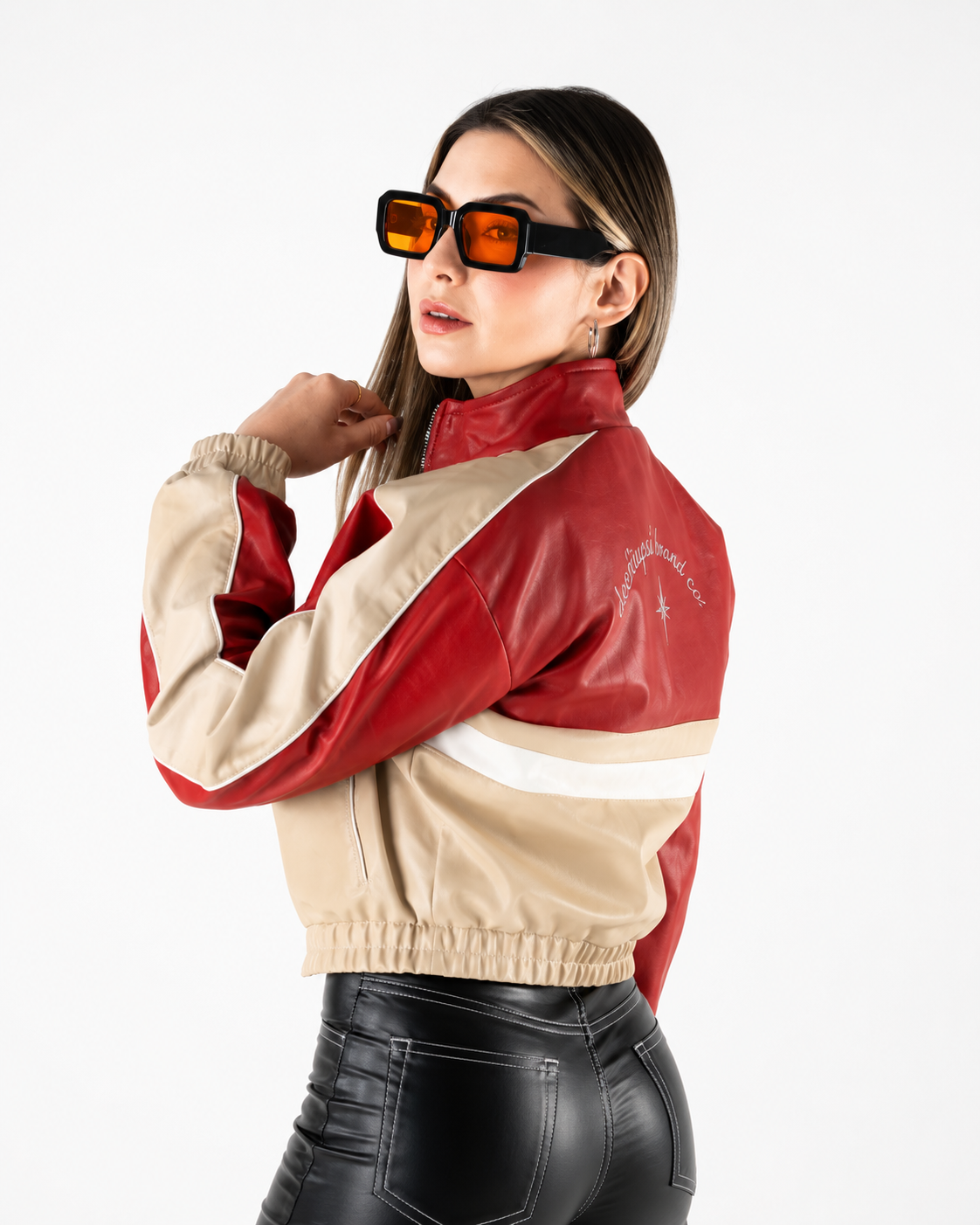 Chaqueta Cropped Tricolor con Franja Deportiva y Cuello Alto